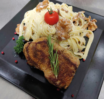 Kalbsrückensteak auf Pfifferlingnudeln