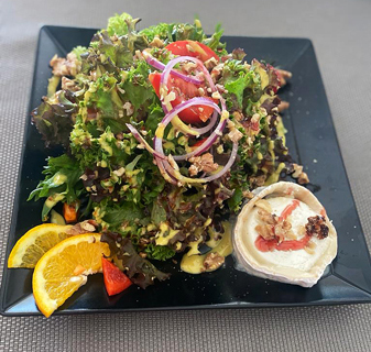 Sommerlicher Salat mit lauwarmem Ziegenkäse & Honig-Senf-Dressing