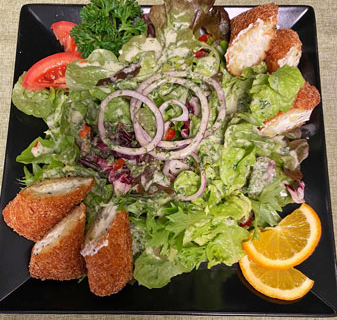 Salatteller mit Kartoffel-Frischkäse-Taschen