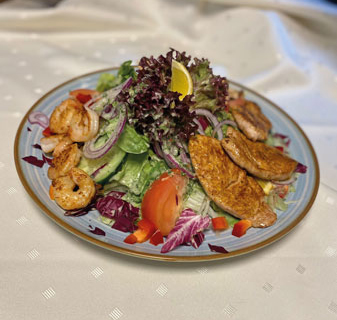 Feinschmeckersalat mit Garnelen, Pilzen und Putenmedaillons