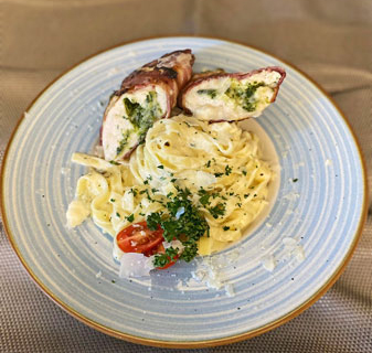 Tagliatelle mit Hähnchen im Baconmantel & Salat