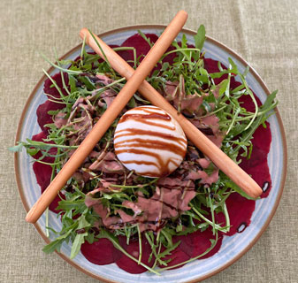 Rote Bete Carpaccio mit Burrata auf Rucolo-Salat & Himbeer-Dressing
