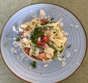 Tagliatelle mit grünem Spargel, Kirschtomaten, Parmesan & Salat